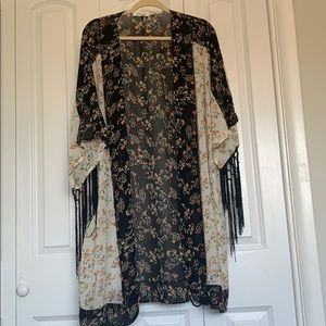 Floral shawl/kimono. Brand: Taylor & Sage